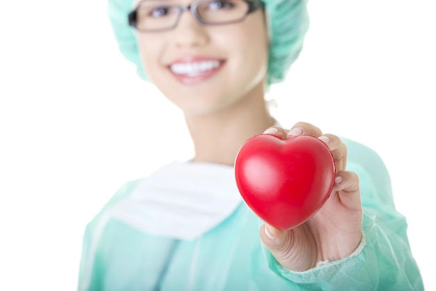 Foto ritratto di una dottoressa in forma di cuore rosso su sfondo bianco