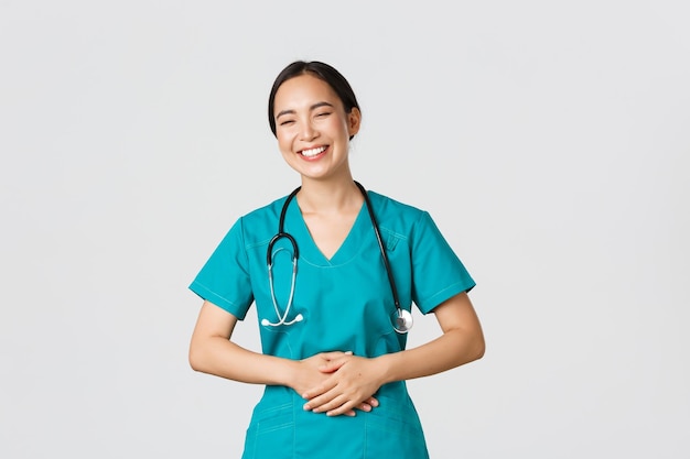 Photo portrait of female doctor standing against white background