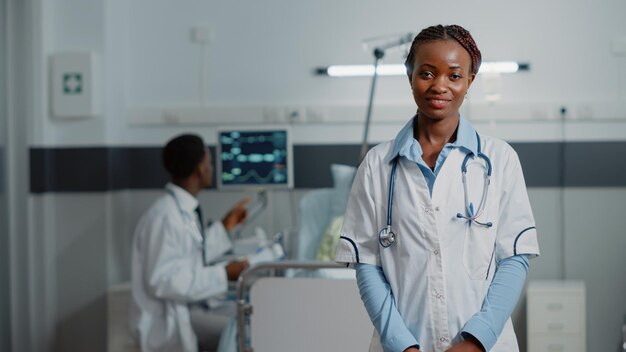 Foto ritratto di una dottoressa in piedi in laboratorio