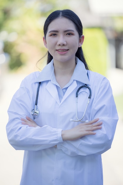 Портрет женщины-врача, стоя возле больницы