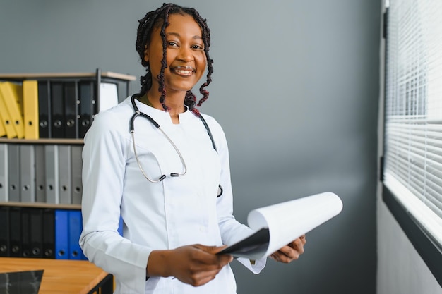 Foto ritratto di medico donna che indossa camice bianco in ufficio