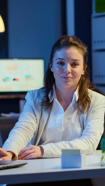 Photo portrait of female doctor working in office