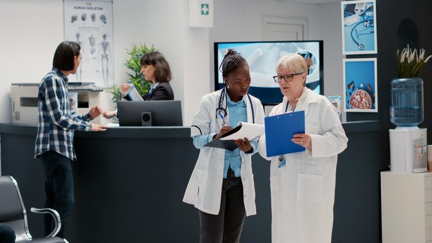 Photo portrait of female doctor working in office