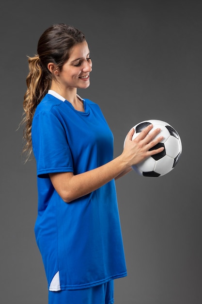 Photo portrait female football player with ball