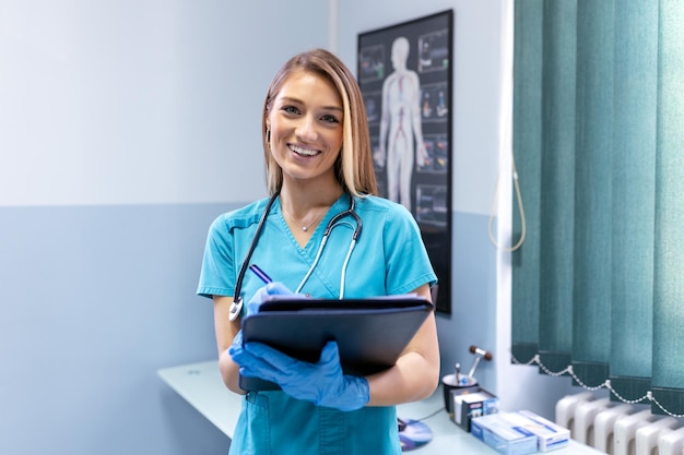 Ritratto del medico professionista sanitario femminile con lo stetoscopio