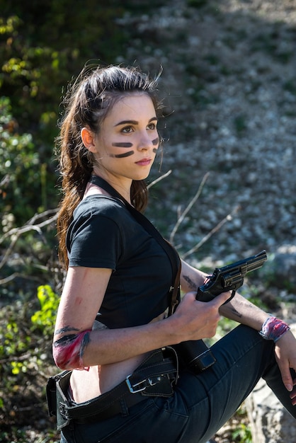 Photo portrait of female hunter in short top with gun