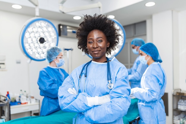 Ritratto dell'operaio medico femminile nella maschera protettiva che prepara per la chirurgia