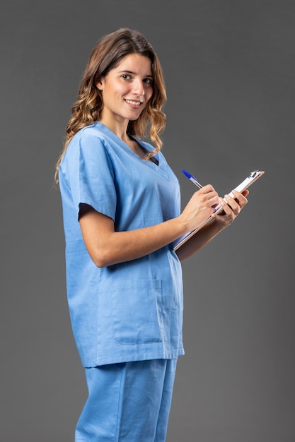 Photo portrait female nurse with clipboard