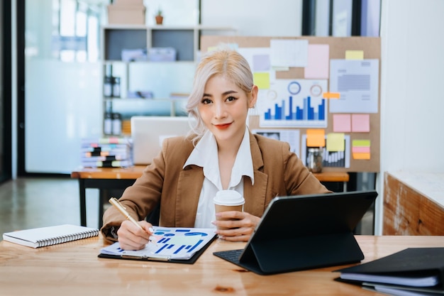 Foto ritratto di una donna d'affari che sogna ad occhi aperti il suo avvio di lavoro e lavora con il laptop sulla scrivania dell'ufficio nella stanza dell'ufficio seduto al coffee shopxaxa