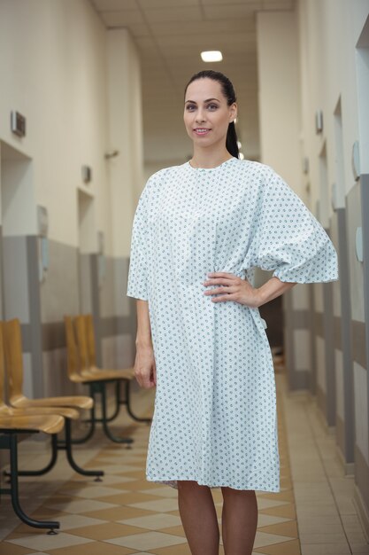 Photo portrait of female patient standing in corridor