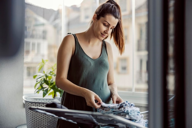 Foto ritratto di una persona di sesso femminile che fa le faccende domestiche