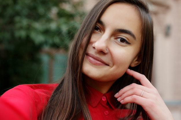 Foto ritratto femminile in abito elegante che fa selfie