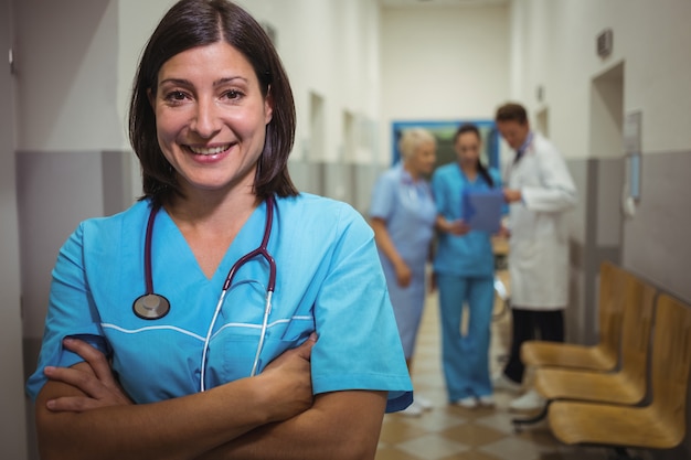 Foto ritratto del chirurgo femminile che sta in corridoio