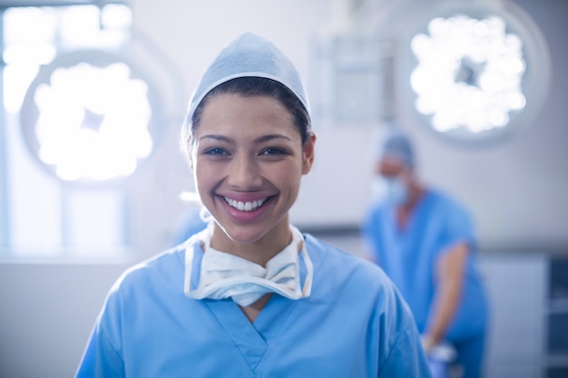 Photo portrait of female surgeon standing in operation room