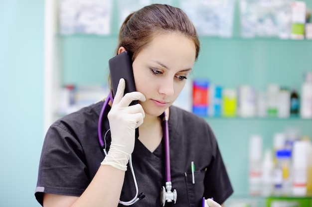 Портрет женского хирурга с помощью мобильного телефона в больнице