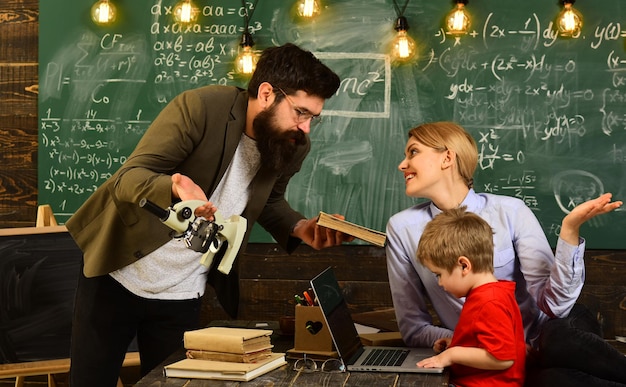 Ritratto di insegnante donna che utilizza laptop con tecnologia moderna nella sua classe, gli insegnanti non solo amano la loro materia ma amano condividere la gioia con gli studenti, l'insegnante collabora con i colleghi,