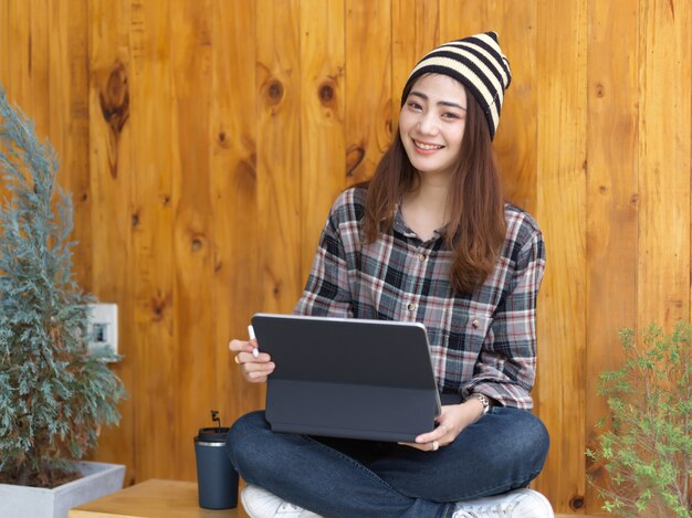 그녀의 무릎에 디지털 태블릿을 사용 하여 여성 십 대의 초상화