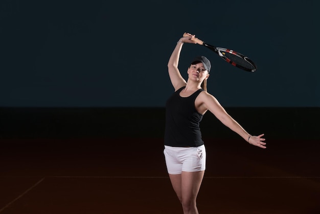 테니스 공을 칠 준비가 된 라켓을 가진 여성 테니스 선수의 초상화