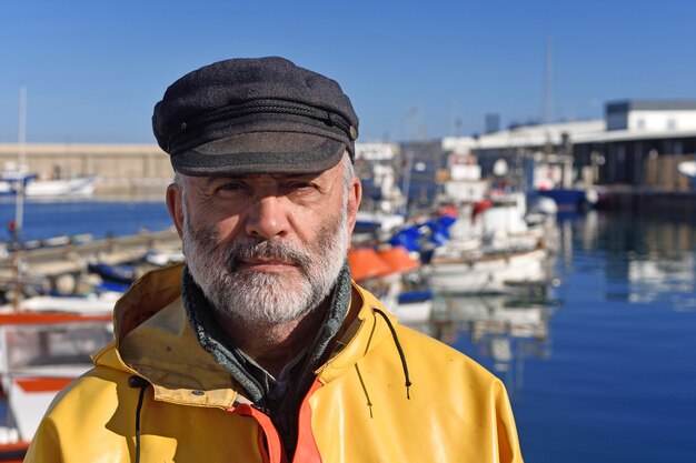 Foto ritratto di un pescatore nel porto