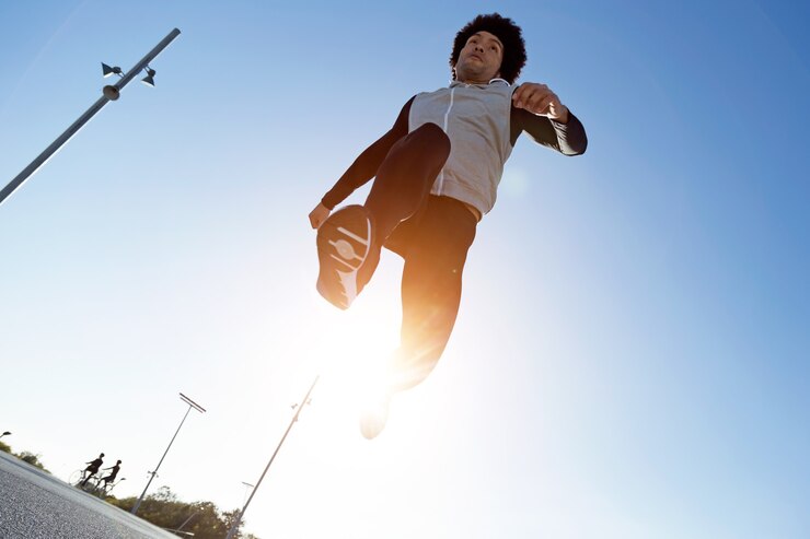 Photo 街を走るフィット感とスポーティな若者の肖像画。