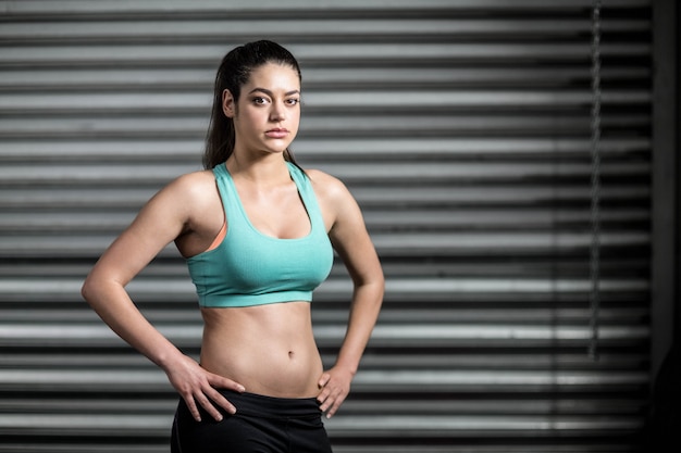 Photo portrait of fit woman at crossfit gym