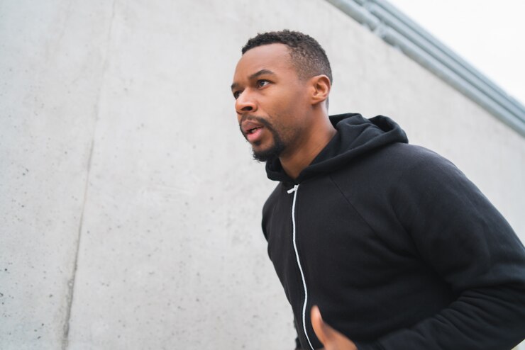 Photo portrait of fitness man running