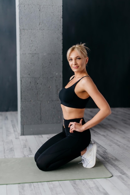 Photo portrait of fitness woman in yoga studio