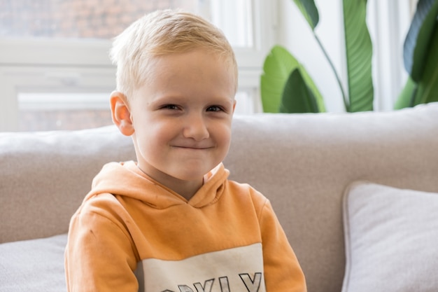 スウェットシャツを着た5歳の金髪の少年の肖像画