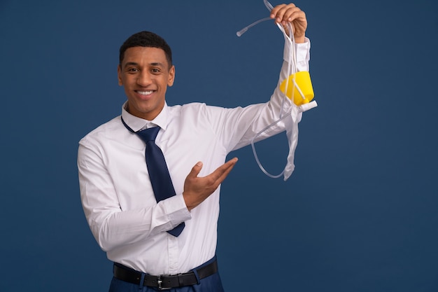 Photo portrait of flight attendant with oxygen mask