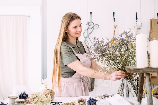 フラワーショップの花屋の女性の肖像画