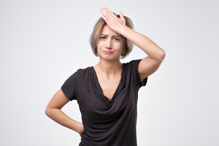Photo portrait of forgetful young woman against gray background