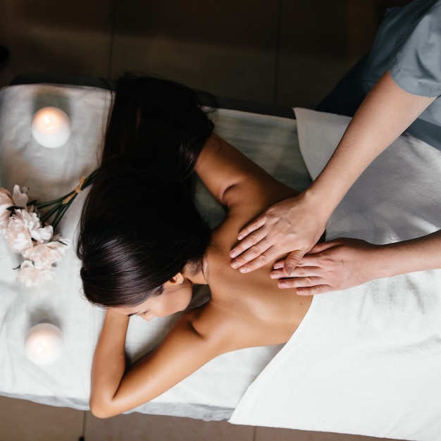 Photo portrait of fresh and beautiful brunette woman taking head massage