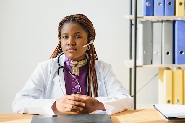 Ritratto di un medico femminile nero amichevole