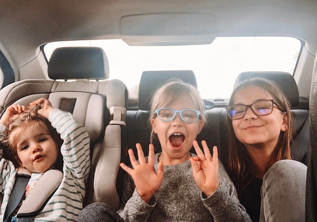 Photo portrait of friends in car