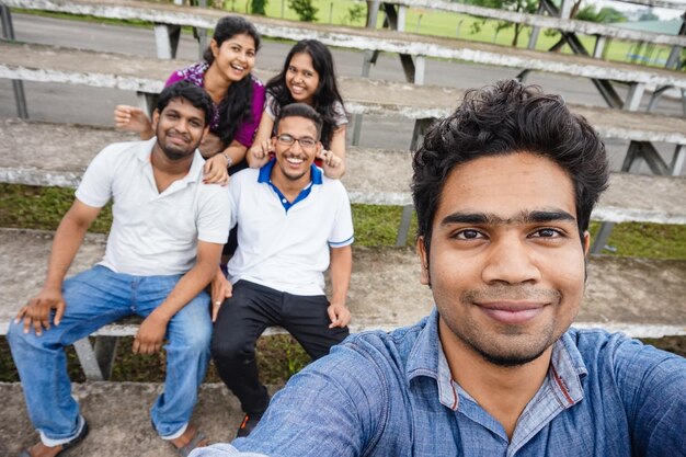 Photo portrait of friends enjoying at park