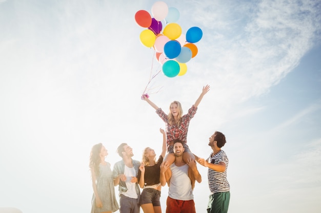 Photo portrait of friends holding balloon