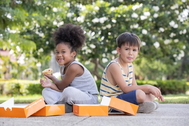 Photo portrait of friends sitting outdoors