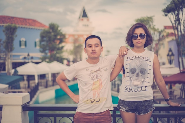 Photo portrait of friends standing by railing