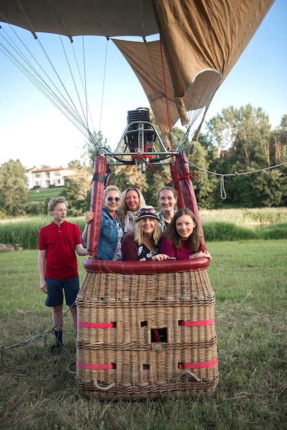 Photo portrait of friends standing in hot air balloon