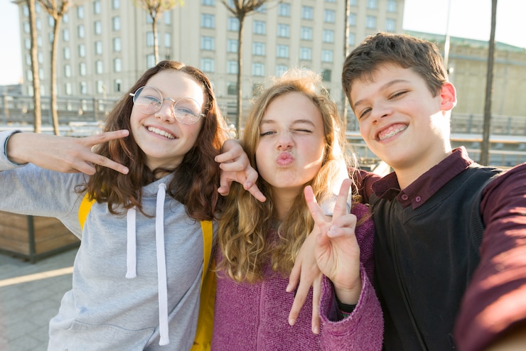 Photo portrait of friends teen boy and two girls smiling