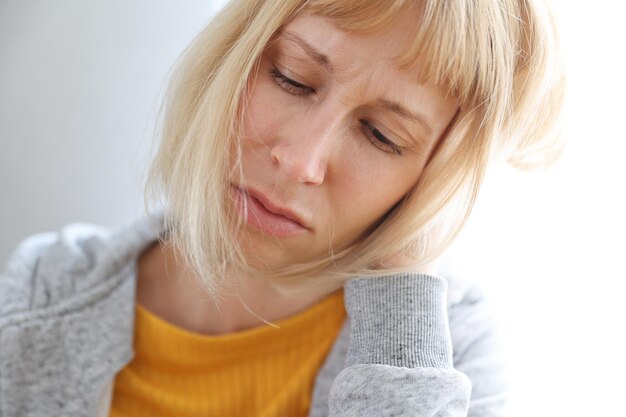 白い背景の上の欲求不満の女性の肖像画