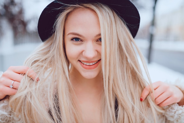 Foto ritratto di ragazza bionda alla moda sorridente divertente in cappello