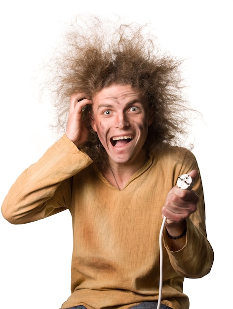 Портрет забавного молодого человека после поражения электрическим током с высоким напряжением