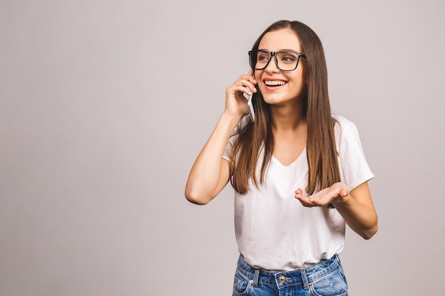 携帯電話で話している猛烈な若い女性の肖像画