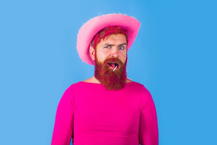 Photo 帽子ピンクのベルベットとカウボーイハットアメリカの盗賊西洋人を身に着けているゲイのカウボーイ男の肖像画