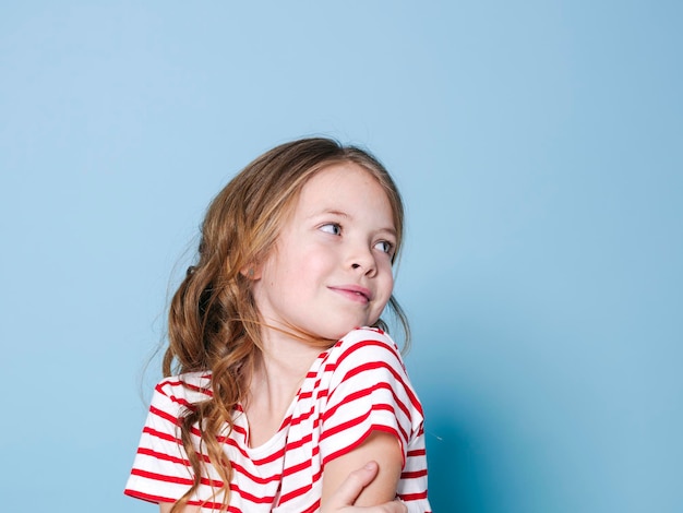 Photo portrait of a girl against blue background