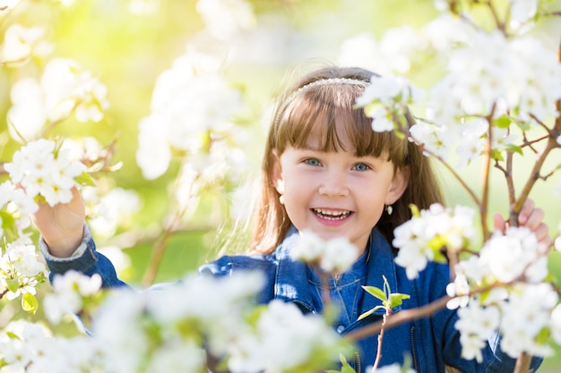 開花のリンゴの木の少女の肖像画。