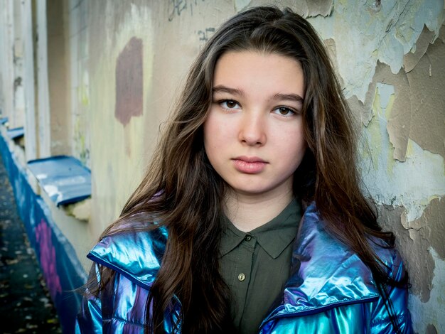 Photo portrait of girl by wall