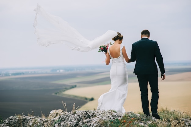 Foto ritratto di una ragazza e coppie in cerca di un abito da sposa