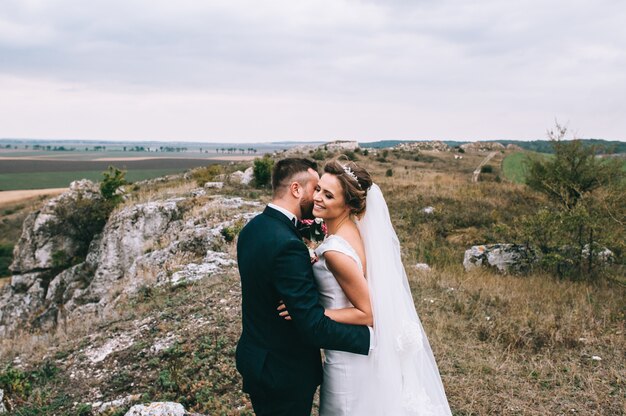 Ritratto di una ragazza e coppie in cerca di un abito da sposa